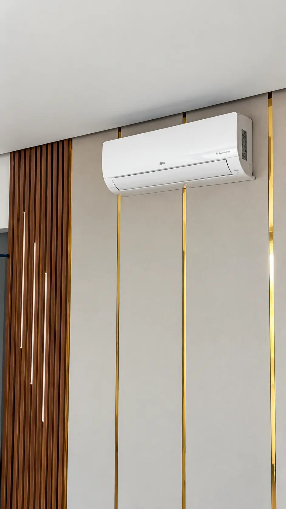 Ar-condicionado split LG instalado em parede com acabamento decorativo